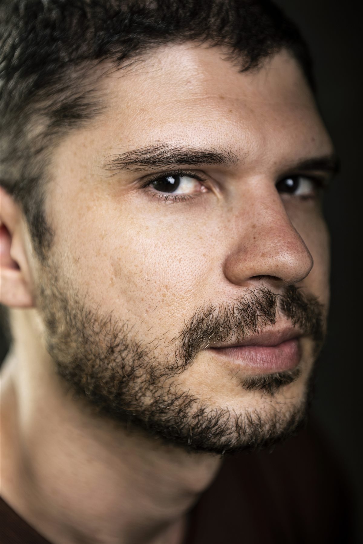 Retrato próximo de Gustavo Alves