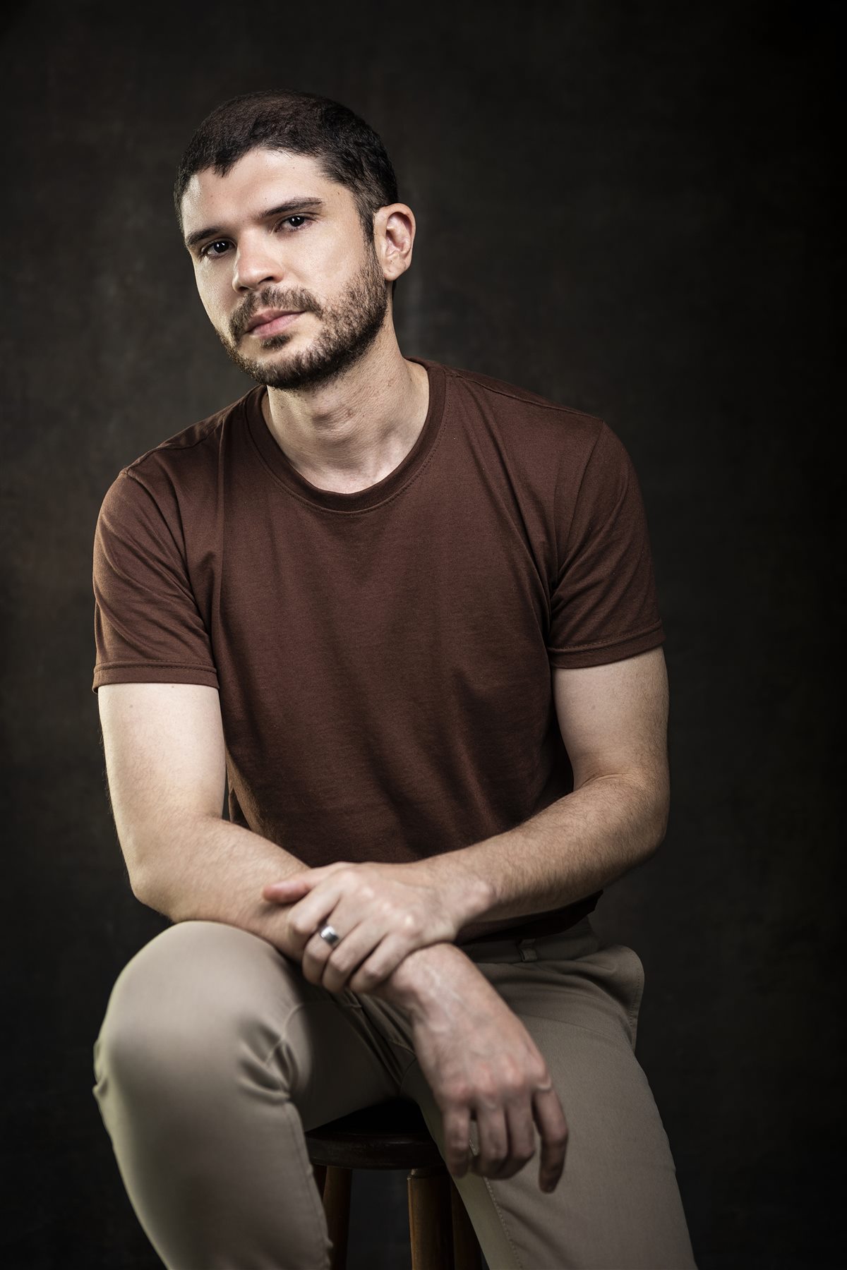 Gustavo Alves em retrato editorial